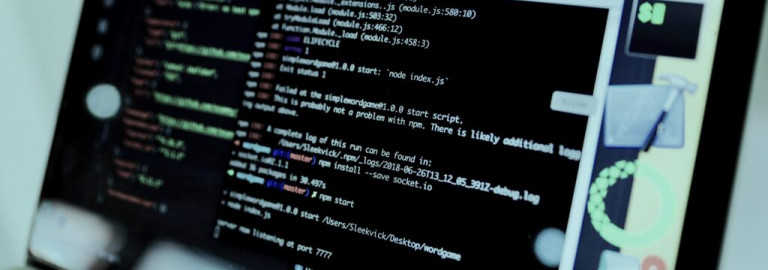 Anzeige eines Computerbildschirms mit verschiedenen Formeln